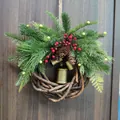 Boho-Weihnachtskranz mit Kiefernzweigen, roten Beeren und goldenen Glocken an der Holztür - 45*45mm / Glocke