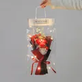 Detail von roten Seifenrosen in Geschenktüte mit LED-Lichtern und Just for you Band - Rote Rose Stil