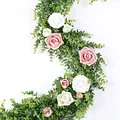 Detail van kunstmatige eucalyptus slinger met roze en witte zijden rozen voor de bruiloft - 1.8m / Rank Met Bloemen