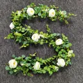 Guirlande artificielle de roses blanches et d'eucalyptus pour mariage et décoration de maison - Vigne de Feuilles de Monnaie / Style Blanc Dense