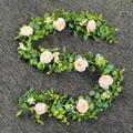 Détail d'une vigne de roses roses artificielles avec feuilles d'eucalyptus pour mariages - Vigne de Feuilles de Monnaie / Style Rose Dense