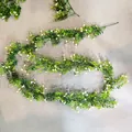 Kunstmatige eucalyptus lianen met groene bladeren en witte bloemen op grijze ondergrond - Groene en Witte Florale Stijl (RFG22002)