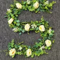 Détail de vigne d'eucalyptus en S avec camélias et roses artificiels pour décoration - Vigne de Feuilles de Monnaie / Style Champagne Dense