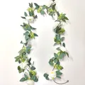 Witte kunstmatige rozen slinger met groene bladeren voor bruiloft en huisdecoratie - Camellia Wijnstok / Wit