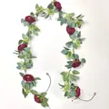 Detail van kunstmatige bordeauxrode rozenslinger met eucalyptus en witte bessen - Camellia Wijnstok / Rood