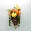 Dettaglio di cesto sospeso intrecciato con zucche e foglie d'acero autunnali - Stile Zucca Gialla