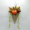 Hängender geflochtener Wandkorb mit Herbstkürbissen, Ahornblättern und Ranken Dekoration - Orange Kürbis Stil