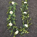 Vue détaillée de la vigne artificielle de camélia blanc et d'eucalyptus sur tapis - Vigne de Feuilles de Monnaie / Blanc Standard