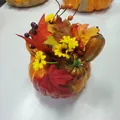 Detailliertes Ernte-Kürbis-Arrangement mit Sonnenblumen, Ahornblättern und Herbstbeeren - Stil H Kleiner Multielement-Kürbis Sonnenblume Beeren (15 cm)