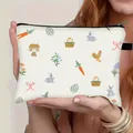 Neceser de Pascua con estampado de conejo vintage y cremallera negra sobre crema - Ilustración Retro Conejo Gris Cesta de Zanahorias (07)