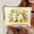 Neceser beige de Pascua con pollitos e inscripción Happy Easter sostenido en la mano - Beige Pollito Huevo Floral Mariposa (10)