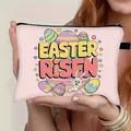 Neceser rosa de Pascua con texto Easter Risen y estampado de conejos, sostenido a mano - Rosa Claro Retro EASTER RISEN (11)