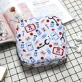 Bolsa de almacenamiento para toallas sanitarias con patrón médico sobre mantel - Médico Lindo Blanco