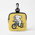 Detalle de la bolsa amarilla para premios con cremallera y dibujo de perro en bici - Cuadrado-Amarillo en bicicleta(05)