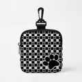 Pochette de friandises pour chien à motif damier et pattes avec mousqueton noir - Style Carré Patte Noire Damier