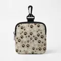 Sac à friandises beige pour chien avec motifs de pattes, mousqueton noir et fermeture - Style Carré Patte Marron Blanc Beige