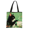 Bolso tote plegable con diseño de gato blanco y negro en un jardín verde de dibujos - Gato con Taza de Café Estampado Fondo Verde (2)