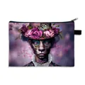 Moderner Reisebeutel mit Gepardenmuster und surrealistischer lila Blumenillustration - Stil 02