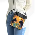 Bolso para móvil con arte de gatos negros y correa ajustable sobre ropa casual - Estilo de Dos Gatos Frente a Frente