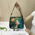 Trendige Handtasche mit floralem Porträt-Design und verstellbarem Schultergurt - Klein / Blauhaariges Mädchen Mit Blumen (01)