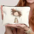 Beauty case in tela con stampa di ragazza cartoon e cerniera in metallo in mano - Ragazza con i capelli ricci (4) / Bianco
