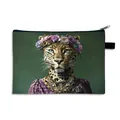 Grüne Kosmetiktasche mit elegantem Leopardenprint, Blumenkrone und Halskette - Stil 09