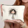 Pochette in tela bianca con stampa a cartoni animati e cerniera nera per cosmetici - Ragazza in Abito a Pois (1)