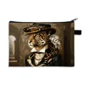 Moderne Kulturtasche mit Leopardenprint und anthropomorphem Gepard im Vintage-Anzug - Stil 11