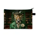 Moderne Kulturtasche mit Leopardenmuster und Gepard im grünen Anzug vor Bibliotheks-Hintergrund - Stil 13