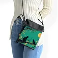 Bolso bandolera con ilustración de gatos negros sobre fondo verde y cordón ajustable - Estilo Dos Gatos en una Rama con la Luna