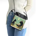 Bolso bandolera de poliéster negro con estampado de gatos y correa de cordón ajustable - Estilo Gato Interacción Flores a la Luz de la Luna