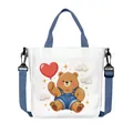 Borsa tote in tela bianca con orsetto e cuore, manici blu e tracolla regolabile - Stile Orso in Salopette che Tiene un Palloncino (12)