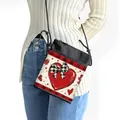 Dettaglio della mini borsa a tracolla con stampa a cuore e fiocco a scacchi in tela - Arte Cuore Quadri Bianco Nero Fiocco (26)