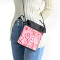 Borsa a tracolla rosa con cuori rossi e tracolla nera a contrasto per donna - Base Rosa Cuore Rosso Disegnato a Mano (29)
