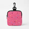 Roze hondensnacktasje met kleurrijke Memphis-print en handige ophanghaak voor riem - Roze Memphis Stijl / Vierkant