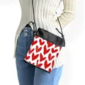Borsa a tracolla per cellulare bicolore con motivo a cuore rosso e spallina sottile - Base Bianca Cuore Rosso Disegnato a Mano (09)