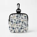 Honden snacktasje met blauw geometrisch patroon en een zwarte karabijnhaak - Marinegrijs Driehoek Patchwork / Vierkant