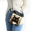Détail du sac bandoulière avec illustration de chat noir et bandoulière réglable - Style Floral Tasse à Café Chat Noir (4)