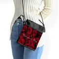 Borsa a tracolla con stampa rose rosse e testo Valentine's Day su sfondo nero - Rosa Rossa San Valentino (13)