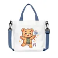 Borsa a tracolla in tela bianca con illustrazione di orso e tracolla blu - Stile Orso in Cappotto Marrone e Top Verde (09)