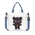 Borsa a tracolla in tela bianca con manici blu e grafica di un orsetto nero - Stile Orso in Giacca a Quadri (04)