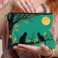 Trousse cosmétique sarcelle à motif chat utilisée pour ranger des pinceaux de maquillage - Rendez-vous Doux