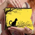 Trousse à maquillage jaune avec imprimé chat, fermeture éclair noire et motifs d'art - Or