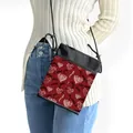 Borsa a tracolla rossa con cuori bianchi e scritta I love you indossata da modella - Base Rossa I Love You (34)