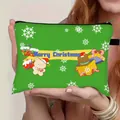 Dettaglio di una trousse natalizia verde con stampe di fiocchi di neve e orsi - Stile Budino Orso Cartone Verde (06)