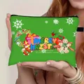 Beauty case natalizio verde con motivo pan di zenzero tenuto in mano da una modella - Stile Regalo Omino di Pan di Zenzero Verde (05)