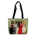 Bolso tote de lona con ilustración de mujeres modernas y asas de cincha negras - Fondo de Socialité Urbana (11)