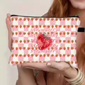 Süße Erdbeere Karo Kosmetiktasche in der Hand, Leinwand Aufbewahrungsbeutel für Schüler - Rosa Erdbeere Kariert (02)
