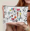 Detail van canvas make-uptas met diverse sportillustraties en een stevige ritssluiting - Sport Levensstijl (04)