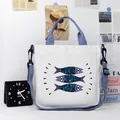 Grand sac en toile blanche avec motif de poissons et bandoulière bleue pour usage quotidien - Motif Trois Poissons Dégradé(01)